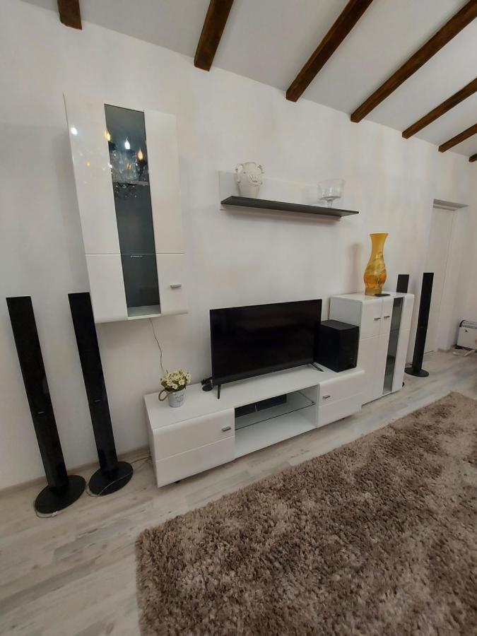 Jolie Art Apartment Braila Bagian luar foto